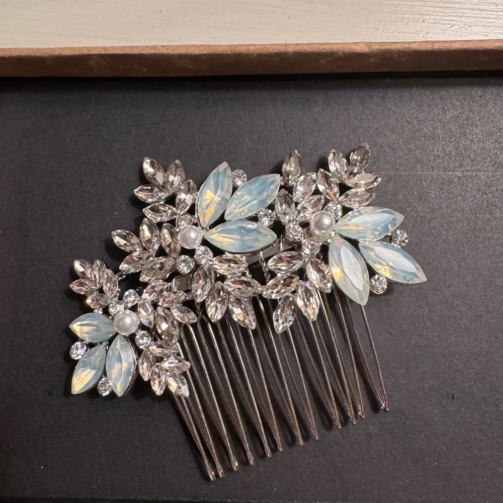 NWOT Silver and White Crystal Hair Comb Accessory